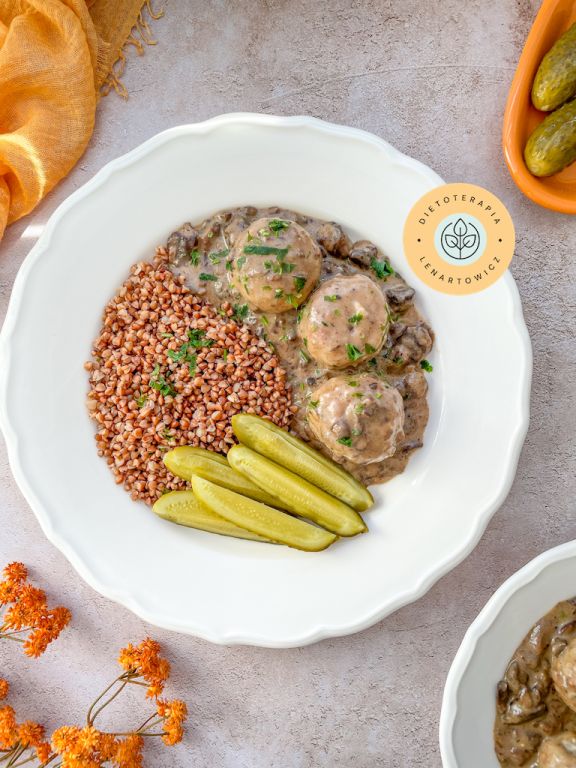 Obiad o niskim indeksie glikemicznym. Pulpety w sosie grzybowym z kaszą gryczaną i ogórkami kiszonymi. Przepis z gotowej diety dietetyka klinicznego Małgorzaty Lenartowicz, edycja jesienna, wersja 3.