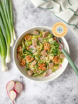 Lunchbox do zabrania do pracy. Zdrowy sycący posiłek o niskim indeksie glikemicznym.