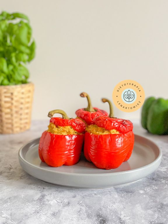 Czerwona papryka faszerowana komosą, marchewką, serkiem i przyprawami na styl indyjski.