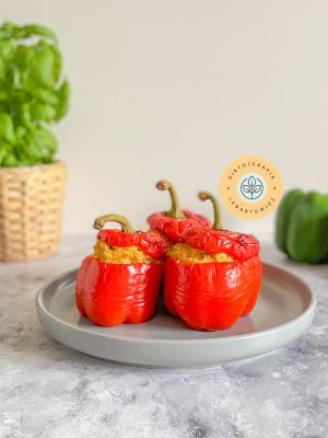 Czerwona papryka faszerowana komosą, marchewką, serkiem i przyprawami na styl indyjski.