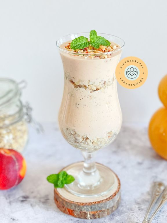 Obłędny sycący deser z jogurtem, brzoskwinią, miętą i dodatkami. Posiłek dla cukrzyków.