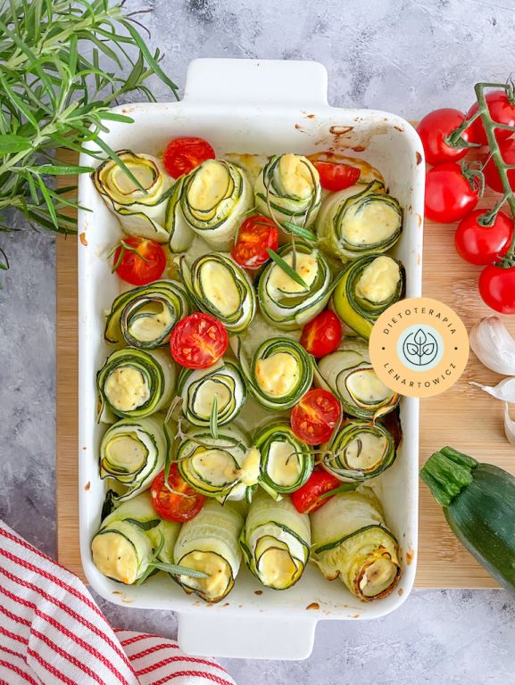 Propozycja na kolację z przyjaciółmi, smaczna, zdrowa i odżywcza. Rollsy z cukinii z pieczoną ricottą.