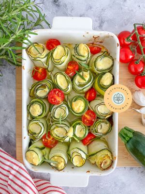 Propozycja na kolację z przyjaciółmi, smaczna, zdrowa i odżywcza. Rollsy z cukinii z pieczoną ricottą.