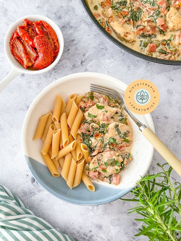 Danie obiadowe z kurczakiem w w sosie oraz makaronem penne.