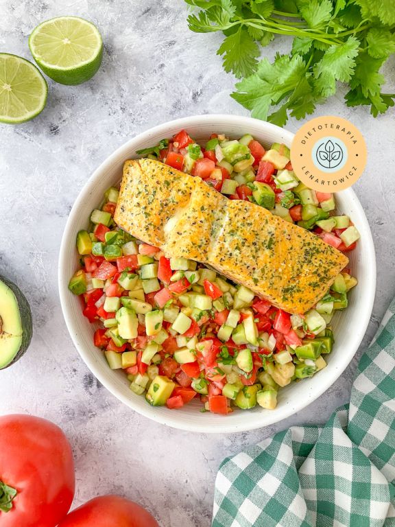 Pyszny, aromatyczny łosoś w przyprawach ułożony na warzywach pokrojonych w kosteczkę.