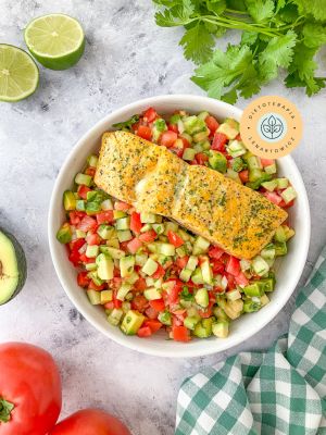 Pyszny, aromatyczny łosoś w przyprawach ułożony na warzywach pokrojonych w kosteczkę.