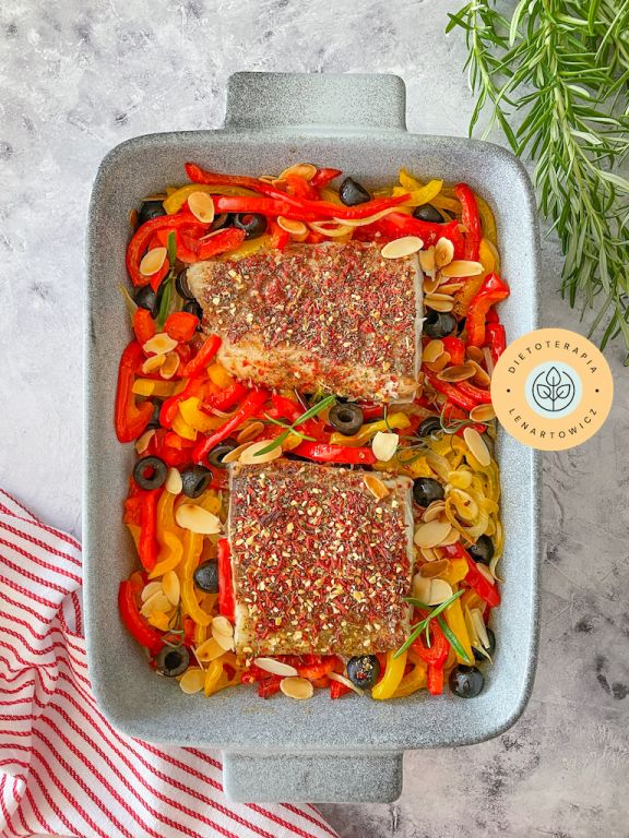 Dorsz w przyprawach zapieczony na warzywach. Pomysł na szybki zdrowy obiad.