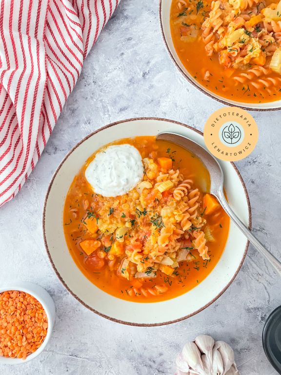 Talerz zupy z czerwonej soczewicy z makaronem świderki i odrobiną jogurtu. Kolacja od dietetyka.