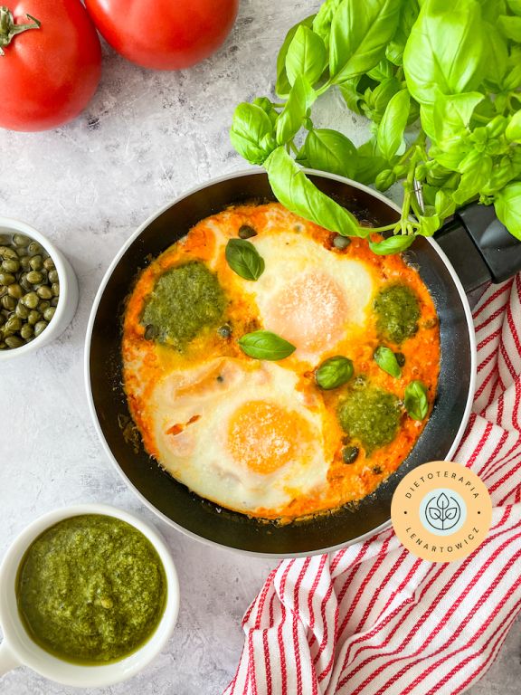 Szakszuka, czyli jajka sadzone zapieczone na patelni razem z pomidorami, mascarpone, kaparami.