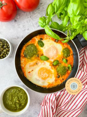 Szakszuka, czyli jajka sadzone zapieczone na patelni razem z pomidorami, mascarpone, kaparami.