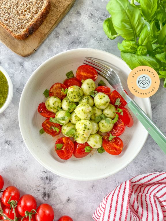Prosta i pyszna sałatka z serem mozzarella, pomidorkami koktajlowymi, pesto i oliwą z oliwek. Śniadanie na odchudzanie.