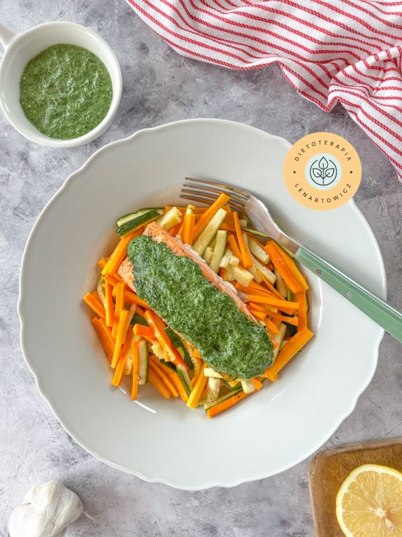 Pieczony łosoś ze szpinakiem i warzywami jako propozycja na zdrowy obiad od dietetyka klinicznego.