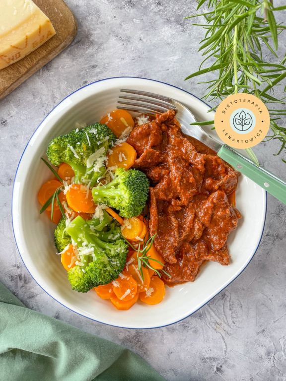 Zdrowy obiad z wołowiną, brokułami, marchewką.