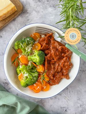 Zdrowy obiad z wołowiną, brokułami, marchewką.