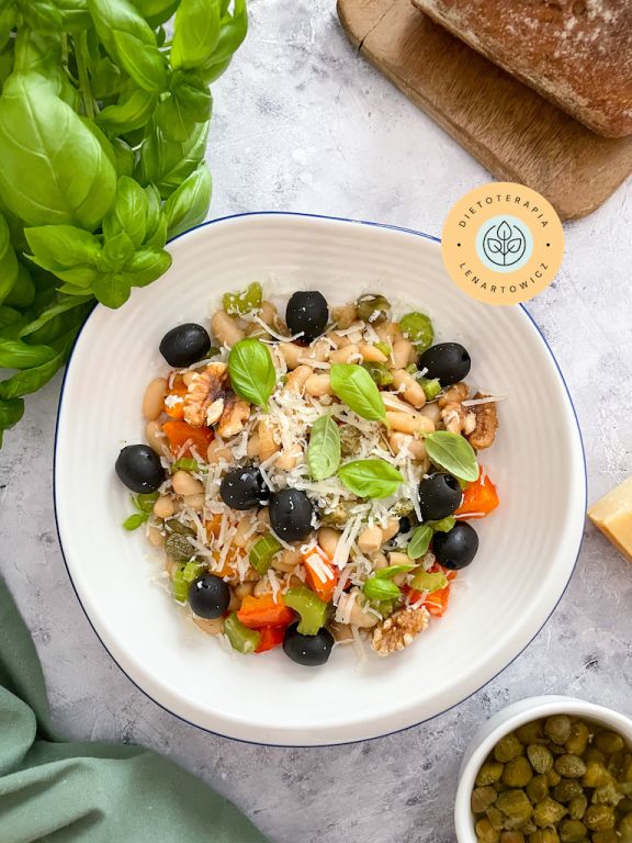 Zdrowy, smaczny, odżywczy, wegetariański obiad z fasolą, oliwkami, selerem, cebulą i dodatkami. Propozycja od dietetyka Małgorzaty Lenartowicz.