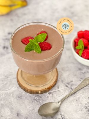 Słodkie śniadanie, zdrowy posiłek nie tylko dla dzieci. Mus czekoladowy w pucharku z malinami i miętą.