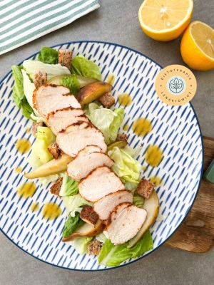 Prosta sałatka z kurczakiem i gruszką jako pomysł na lekką i zdrową kolację.