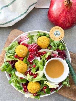 Pyszne kotleciki z cieciorki z chrupiącą sałatą i dressingiem.