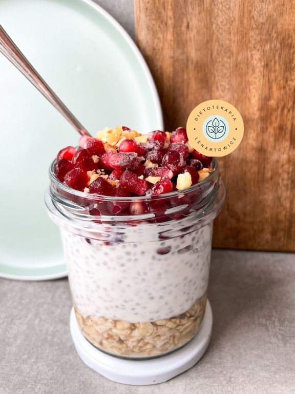 Pyszne słodkie śniadanie pełne odżywczych wartości dla dzieci o dorosłych.