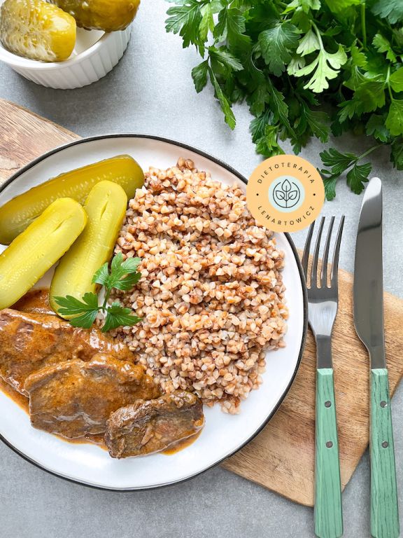 Pomysł na obiad lekkostrawny z mięsem, wołowina z kaszą gryczaną i ogórkiem kiszonym.