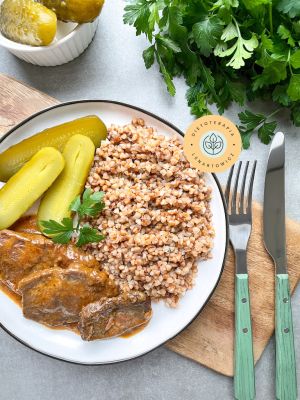 Pomysł na obiad lekkostrawny z mięsem, wołowina z kaszą gryczaną i ogórkiem kiszonym.