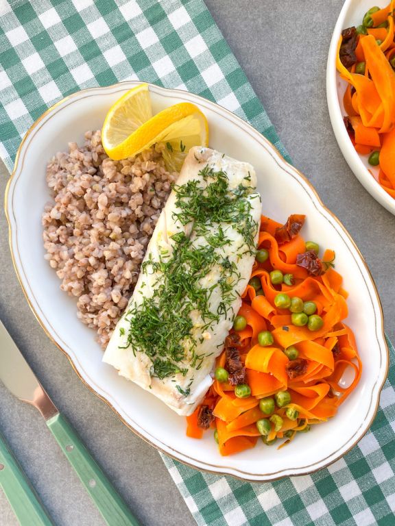 Zdrowy obiad z pieczoną rybą, tagliatelle z marchewki i kaszą.
