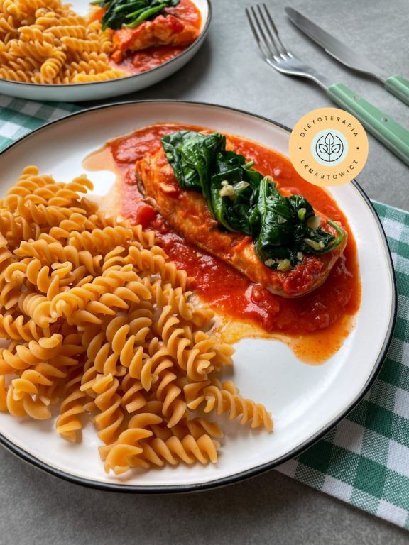 Pomysł na zdrowy i odżywczy obiad z łososiem w sosie cytrynowym i makaronem z soczewicy.