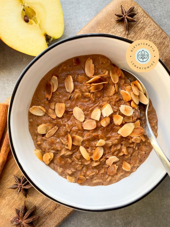 Zdrowe i sycące śniadanie z płatkami owsianymi, jabłkiem i migdałami. Pyszny przepis od dietetyka klinicznego.