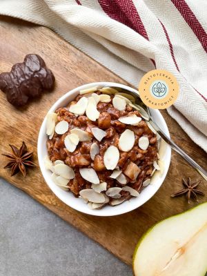 Zdrowe śniadanie z płatkami owsianymi, kakaem i gruszką. Idealne dziecka przed szkołą.