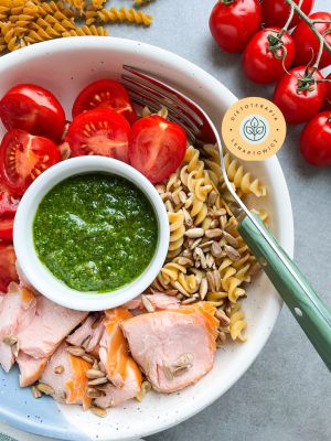 Pomysł na zdrowy lunchbox do pracy z pomidorkami makaronem, wędzonym łososiem i pesto.