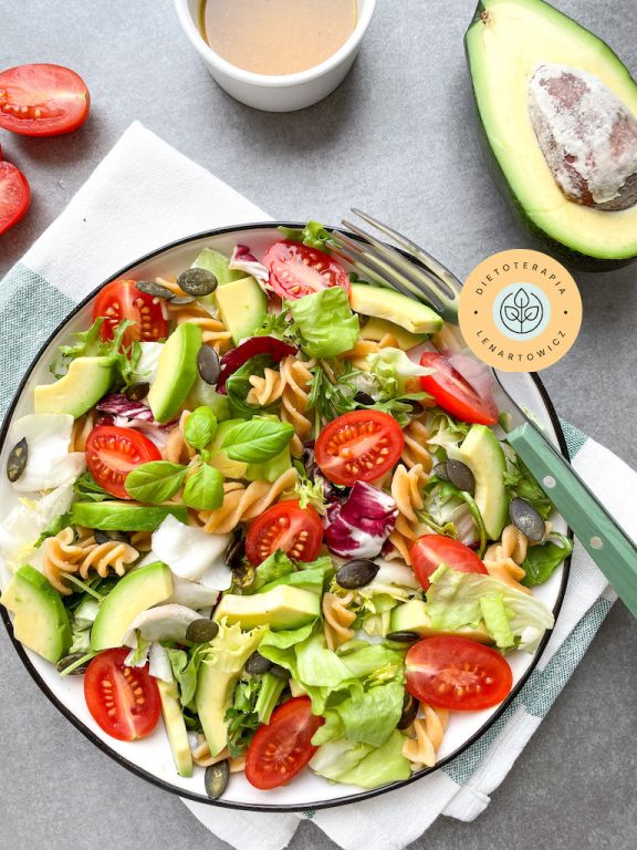 Prosty przepis na jesienny lunchbox z sałatą, pomidorkami, makaronem i pestkami dyni.