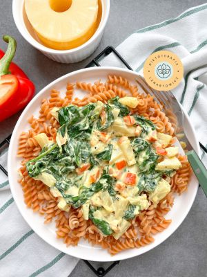 Orientalna dietetyczna pasta z makaronem z soczewicy, sosem ananasowym, szpinakiem i papryką.
