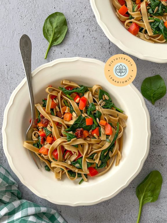 Makaron tagliatelle ze szpinakiem, papryką, pomidorkami i przyprawami. Dietetyczna kolacja.