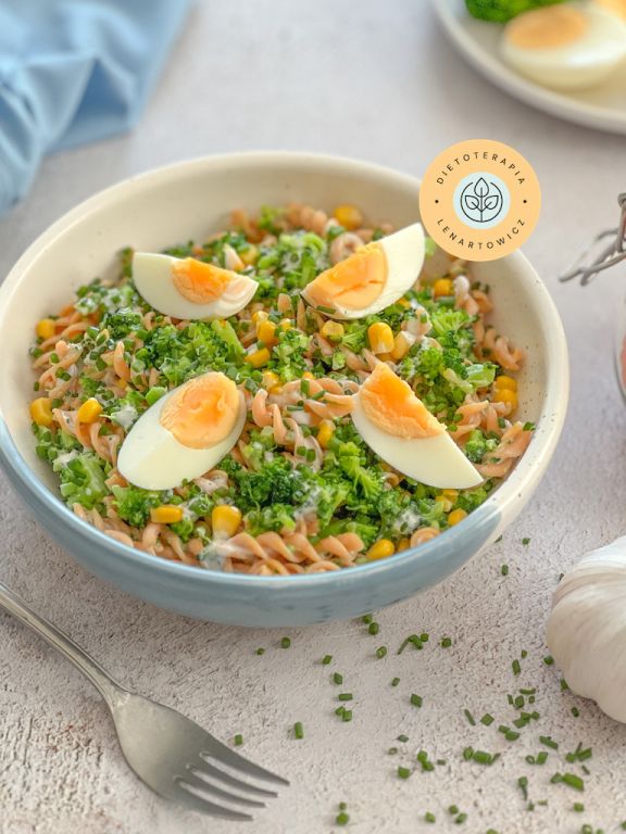 Dietetyczny lunchbox wege z makaronem wegańskim, jajkiem, brokułami, kukurydzą i dodatkami.
