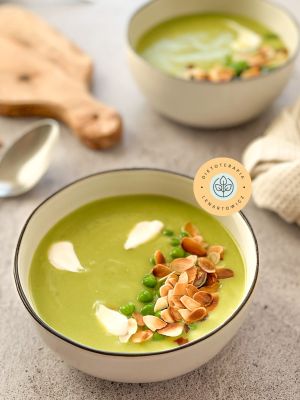 Zupa krem z zielonego groszku z dodatkiem śmietany i migdałów. Kolacja wegetariańska na ciepło.