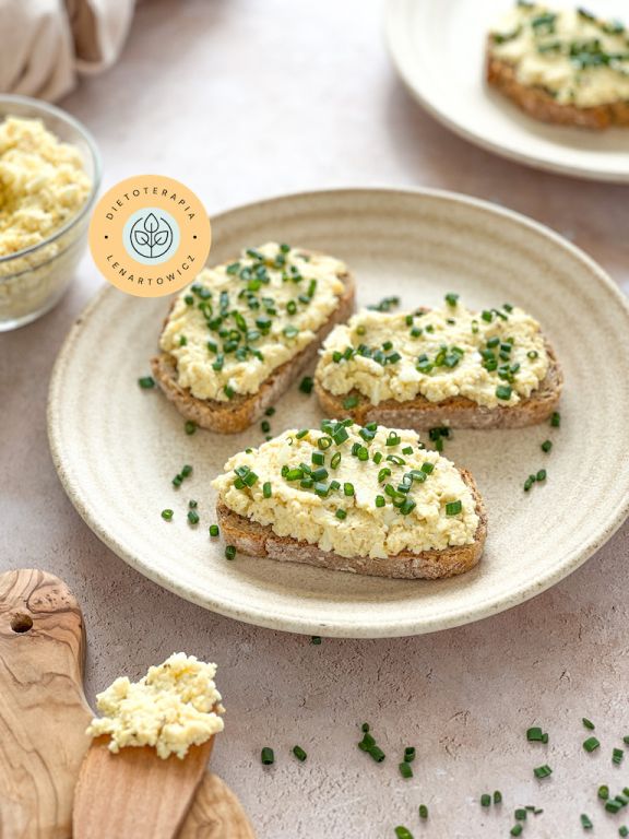 Proste kanapki z pastą jajeczną, zdrowe śniadanie dla wegetarian i nie tylko.