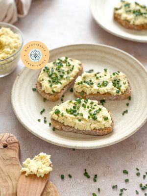 Proste kanapki z pastą jajeczną, zdrowe śniadanie dla wegetarian i nie tylko.