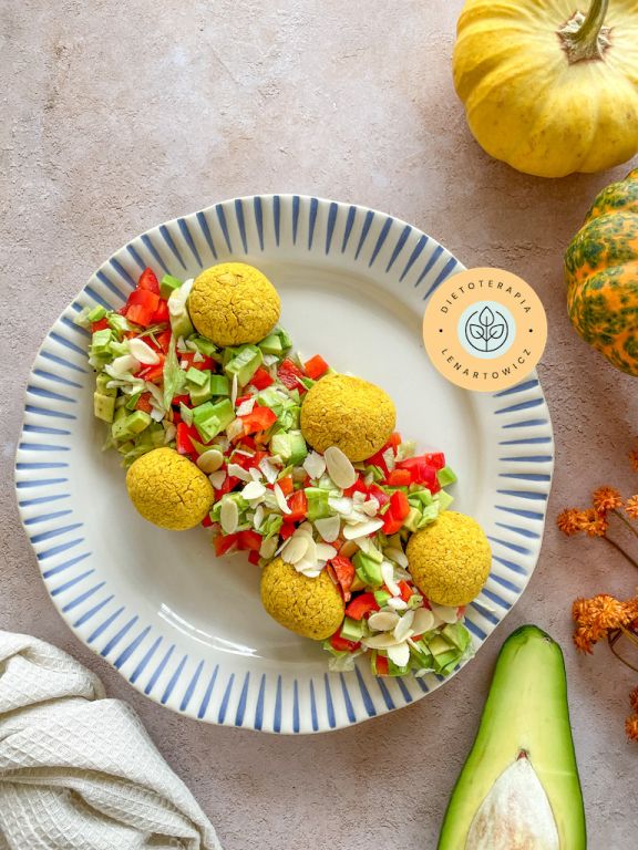 Kotleciki z cieciorki z surówką z warzyw pełną polifenoli, danie wegetariańskie jako pomysł na obiad.