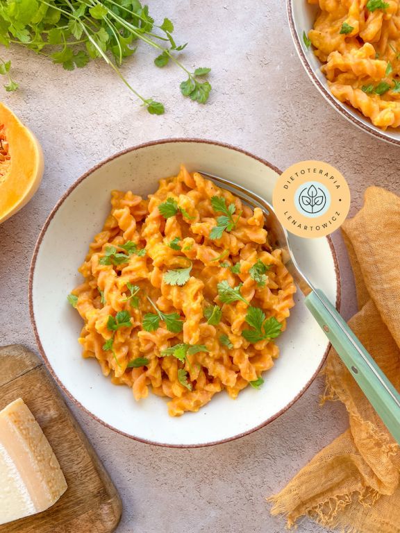 Obiad wege z makaronem z soczewicy, dynią, serem, kolendrą i dodatkami. Odżywczy posiłek dla wegetarian.