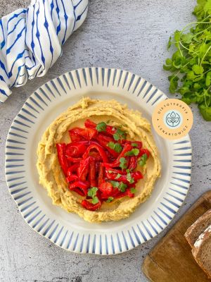 Przepis na ciepłą kolację dla wegetarian i wegan, odżywczy hummus z warzywami.