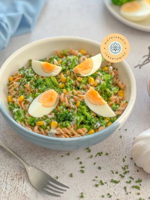 Dietetyczny lunchbox wege z makaronem wegańskim, jajkiem, brokułami, kukurydzą i dodatkami.