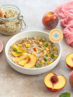 Zdrowe śniadanie na bazie płatków owsianych, mleka roślinnego i brzoskwini. Przepis od dietetyka z gotowej diety wege.