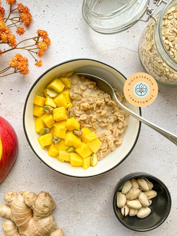 Ciepłe śniadanie na słodko z płatkami owsianymi i mango. Pomysł na zdrowy posiłek dla dziecka.