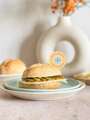 Prosta kanapka z bułką grahamką, serem i ogórkiem, szybkie śniadanie do pracy i szkoły.