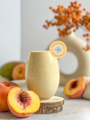 Smoothie z brzoskwinią i mango jako propozycja na zdrowe śniadanie lub lunchbox do pracy.