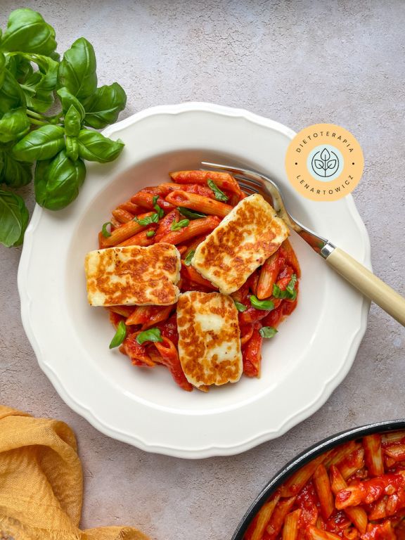 Sałatka z makaronem z brązowego ryżu, passatą, halloumi i przyprawami. Zdrowa kolacja lub obiad w 5 minut.