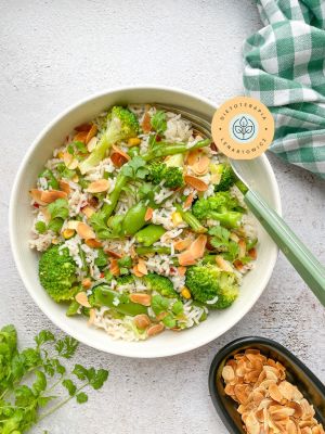 Szybki lunchbox do pracy lub szkoły, zdrowy przeciwzapalny posiłek o niskim indeksie glikemicznym,