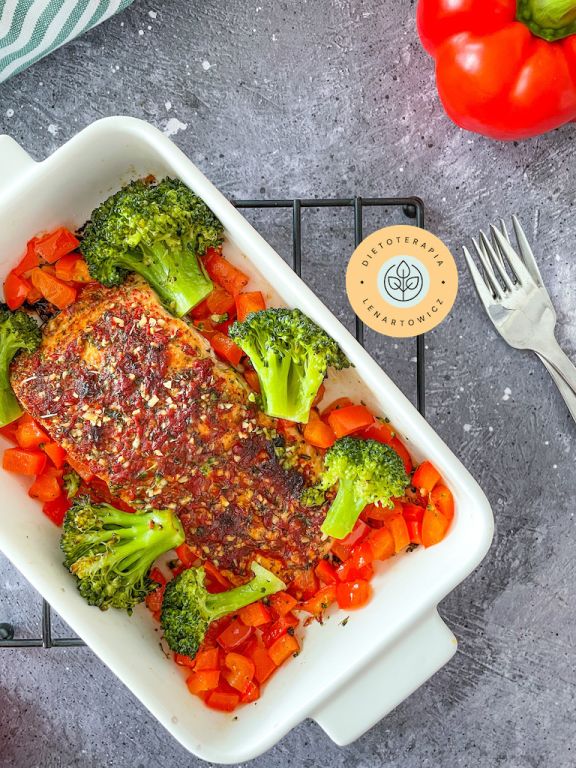 Obiad z pieczoną rybą i warzywami, pyszne danie pełne kwasów omega i zdrowych tłuszczy.