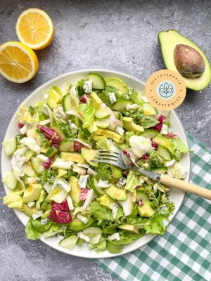 Sałatka pełna antyoksydantów, szybka w przygotowaniu, idealna jako kolacja przy odchudzaniu. Zdrowe odżywianie z dietetykiem klinicznym.