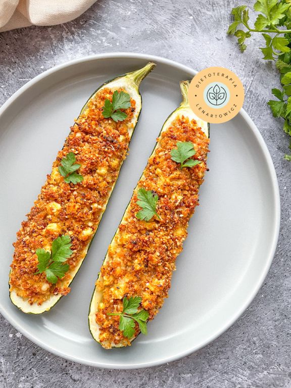 Cukinia faszerowana, zapiekana w piekarniku. Propozycja zdrowej i sycącej kolacji. Skuteczne i smaczne odchudzanie z dietetykiem klinicznym.